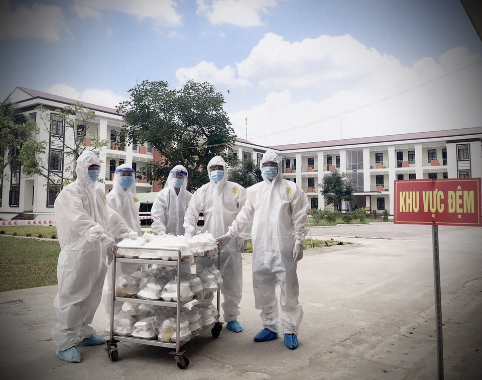 Các cán bộ nhân viên khi vận chuyển các suất ăn luôn phải nghiêm túc tuân thủ bảo hộ lao động, khử khuẩn trước khi tiếp xúc thực phẩm. (Ảnh: Tuấn Anh-Hoàng Long/TTXVN phát)