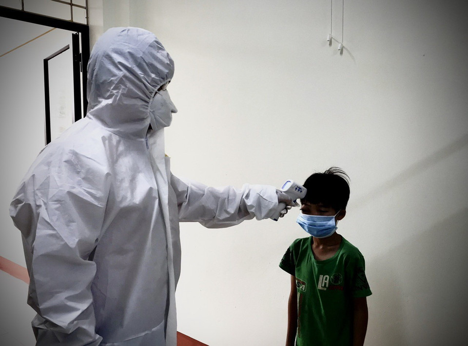 Nhân viên y tế ghi chỉ số và kiểm tra nhiệt độ mỗi sáng cho những người đang cách ly tại đây. (Ảnh: Tuấn Anh-Hoàng Long/TTXVN phát)