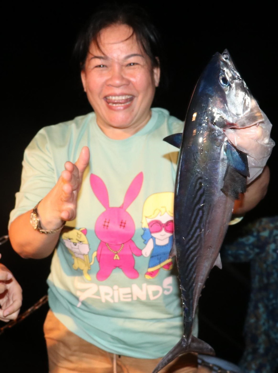 Một con cá thu sau khi dính câu. (Ảnh: Sỹ Tuyên/TTXVN)