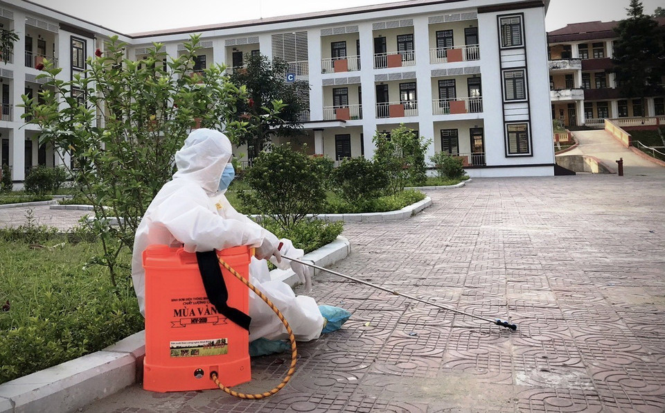 Y sỹ Hà Quang Huy, công tác tại Bệnh viện Y học cổ truyền Yên Bái tranh thủ tranh thủ nghỉ ngơi sau khi phun khử trùng trong khu cách ly. (Ảnh: Tuấn Anh-Hoàng Long/TTXVN phát)