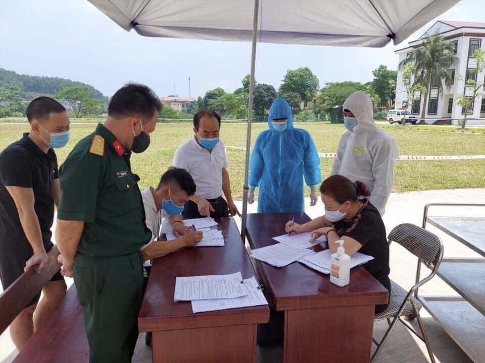 Những công dân được phát quyết định công nhận hoàn thành thời gian cách ly ở khu cách ly tập trung số 7. (Ảnh: Tuấn Anh-TTXVN)