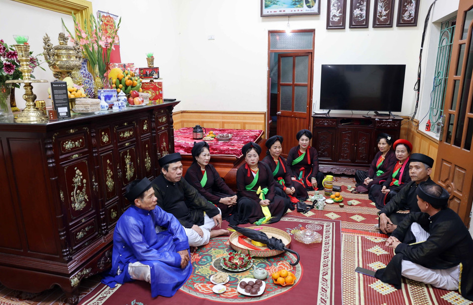 Gia đình ông Biển ở xóm Trùng, thôn Lũng Giang (Tiên Du, Bắc Ninh) đã duy trì đêm hát canh được gần 20 năm. (Ảnh: Nhật Anh/TTXVN)