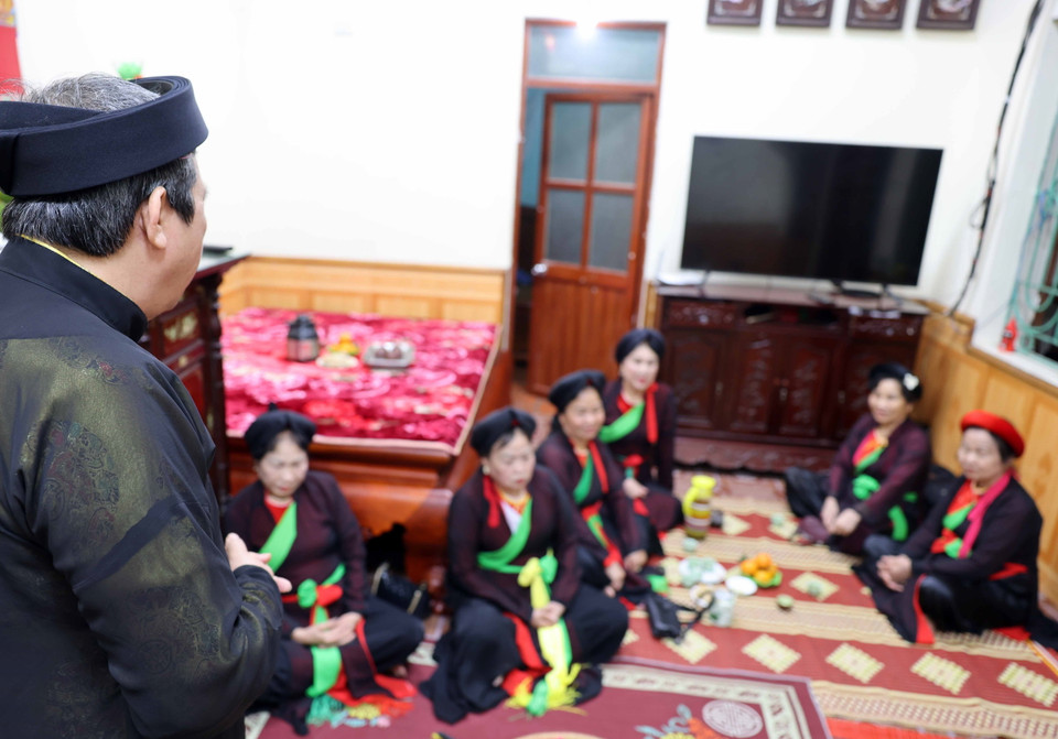 Anh hai Nguyễn Hữu Biển, chủ nhà tổ chức canh hát giới thiệu các liền anh, liền chị. (Ảnh: Nhật Anh/TTXVN)