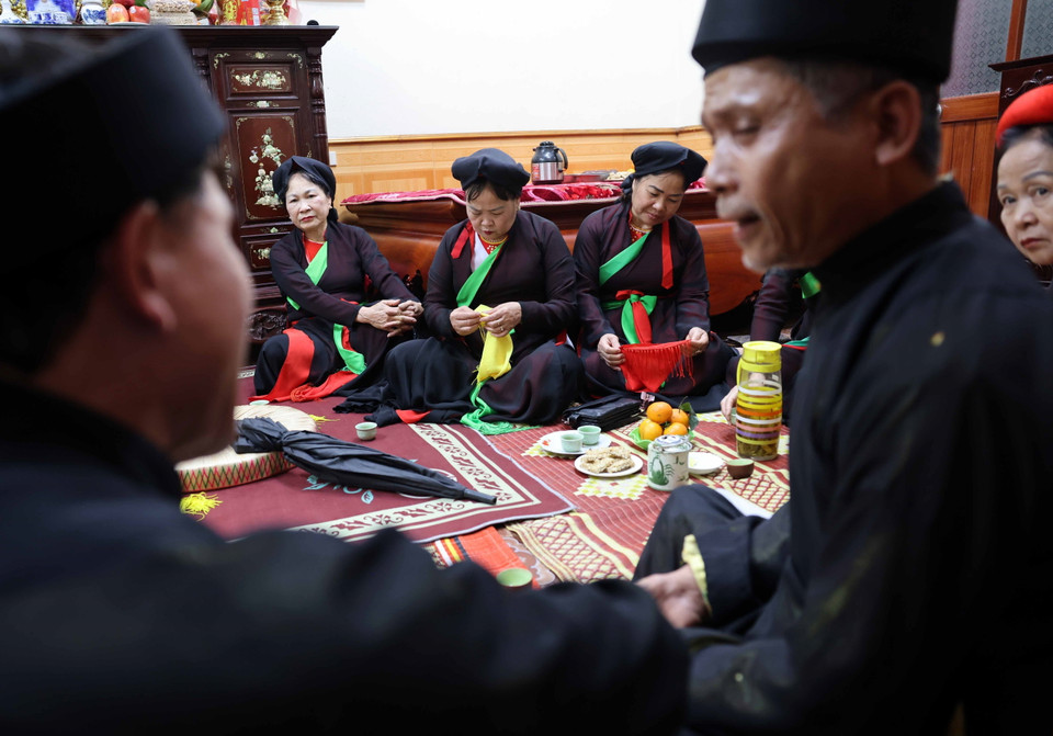 Để tham gia hát canh, các liền anh, liền chị phải thuộc hàng trăm câu hát quan họ cổ. (Ảnh: Nhật Anh/TTXVN)