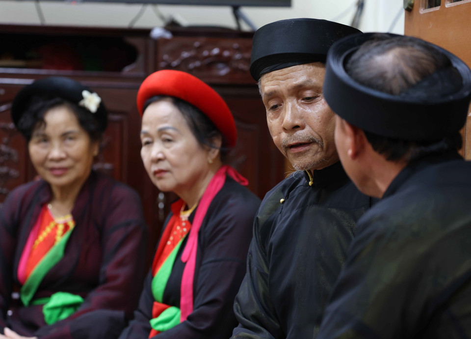 Để tham gia hát canh, các liền anh, liền chị phải thuộc hàng trăm câu hát quan họ cổ. (Ảnh: Nhật Anh/TTXVN)