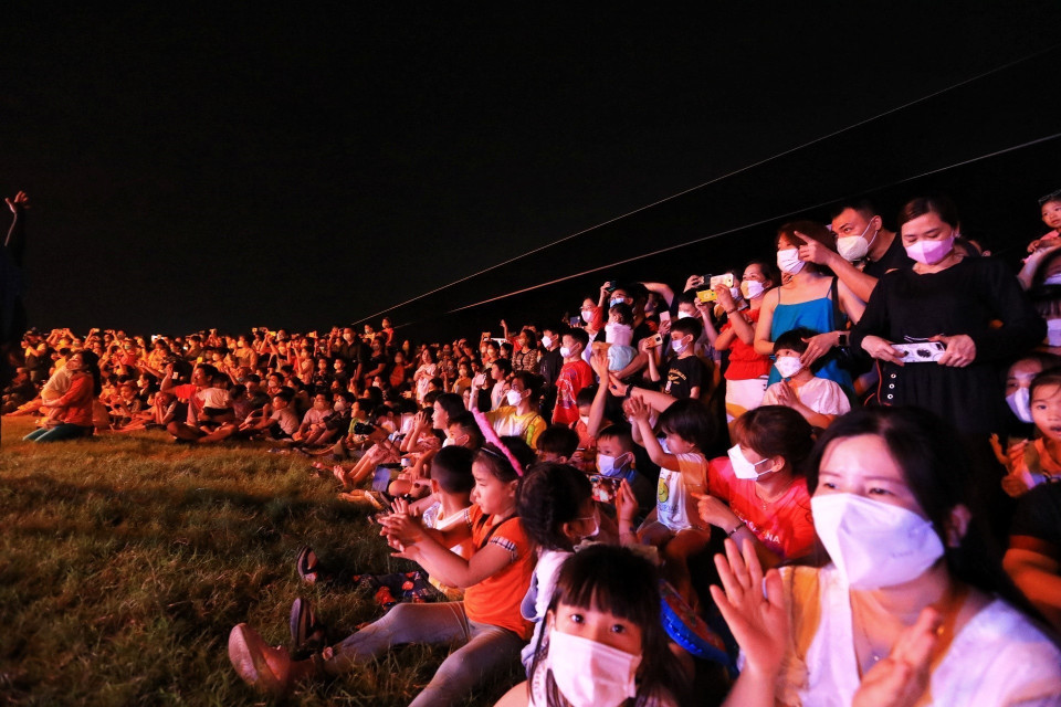 Đông đảo khán giả đến xem màn trình diễn khinh khí cầu. (Ảnh: Tuấn Anh/TTXVN)