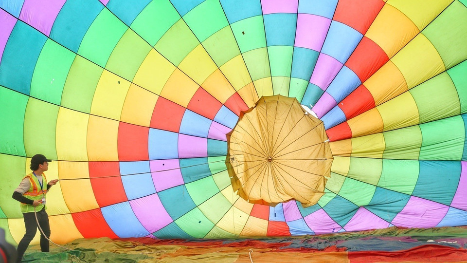 Kỹ thuật viên khởi động khinh khí cầu. (Ảnh: Tuấn Đức/TTXVN)