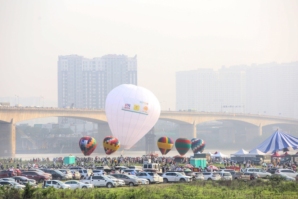 Khinh khí cầu rực rỡ sắc màu tại khu vực vườn nhãn. (Ảnh: Tuấn Đức/TTXVN)