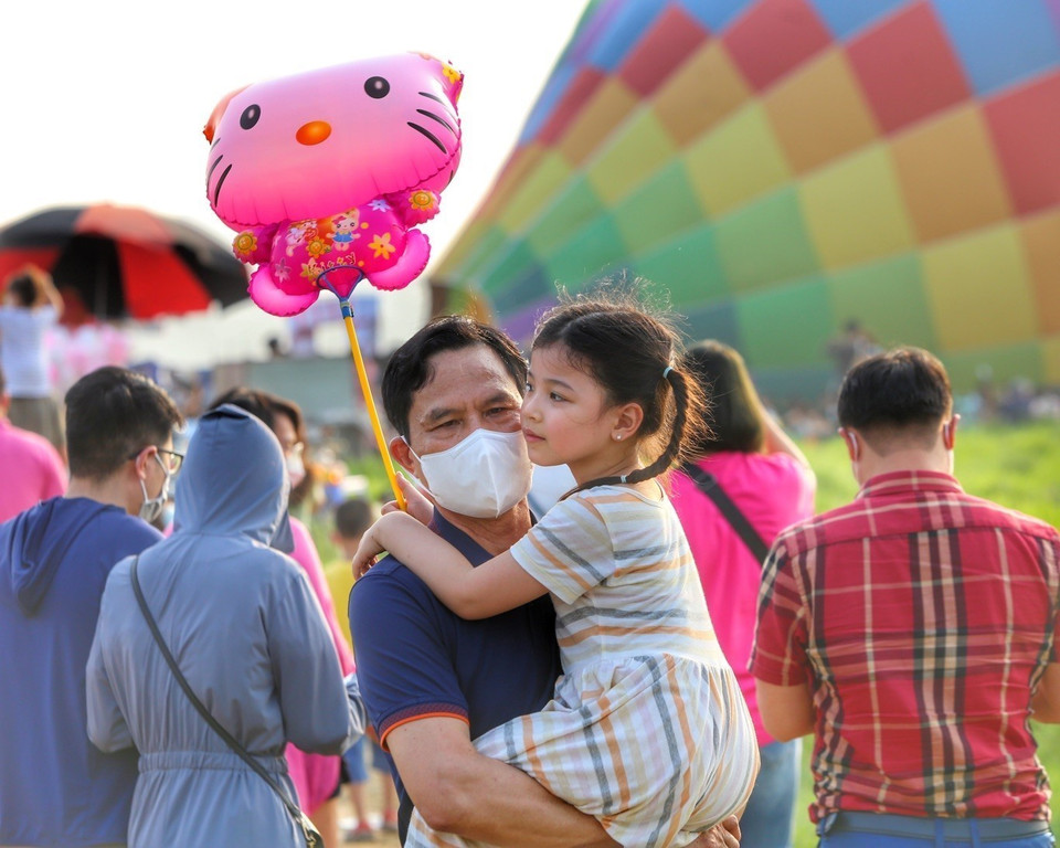 Các em nhỏ được gia đình cho đến chơi tại vườn nhãn. (Ảnh: Tuấn Đức/TTXVN)