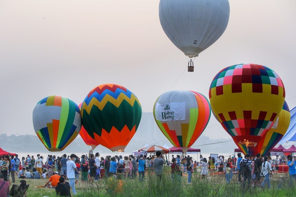 Những chiếc khinh khí cầu rực rỡ sắc màu tại vườn nhãn thu hút rất đông người chiêm ngưỡng. (Ảnh: Tuấn Đức/TTXVN)