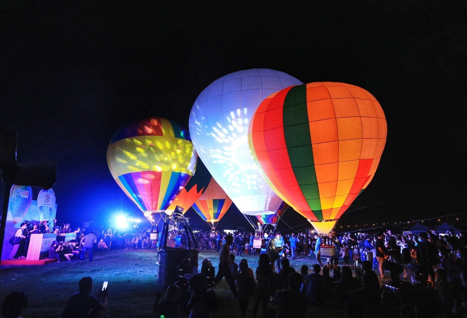 Sắc màu rực rỡ của khinh khí cầu trong đêm. (Ảnh: Tuấn Anh/TTXVN)