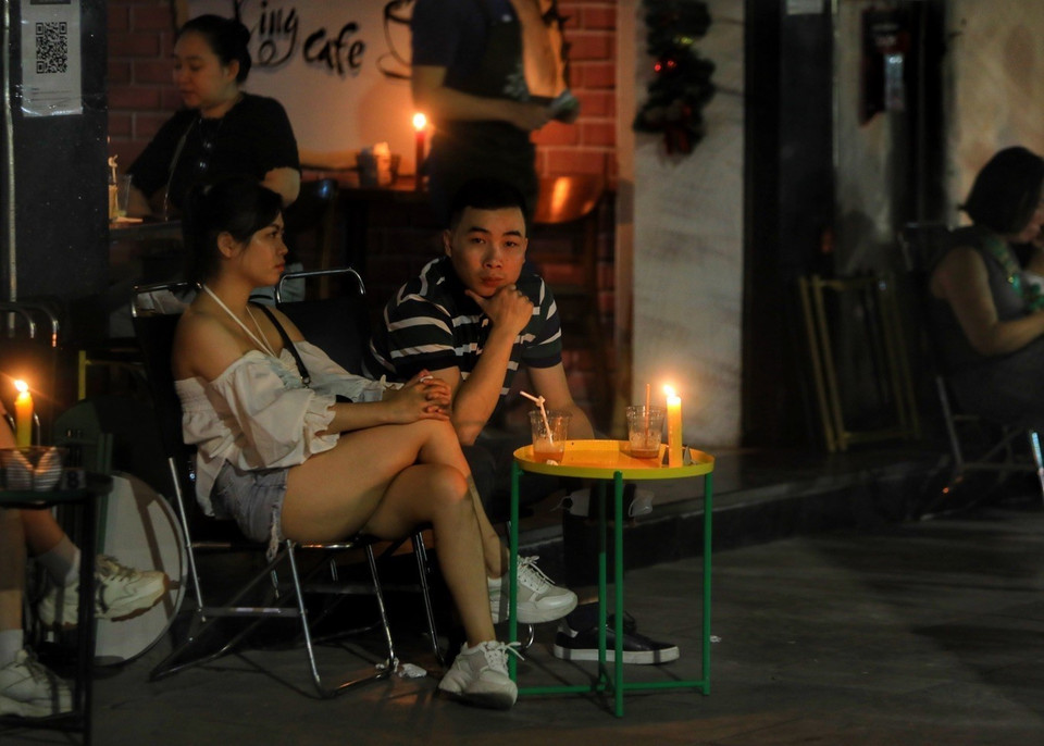 Một số quán càphê tắt điện và sử dụng nến. (Ảnh: Tuấn Đức/TTXVN)