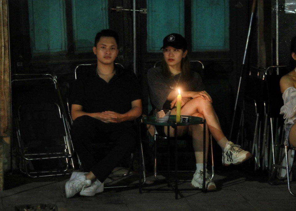 Một số quán càphê trên phố Đinh Tiên Hoàng tắt điện và sử dụng nến. (Ảnh: Tuấn Đức/TTXVN)