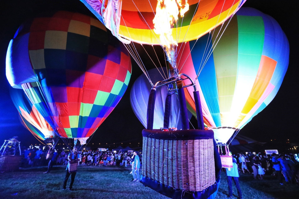 ''Đêm hoa đăng khinh khí cầu GET ON HANOI - Night Dreams'' đặc sắc, độc đáo, sôi động với 22 khinh khí cầu tỏa sáng như 22 chiếc đèn lồng khổng lồ đầy sắc màu in bóng xuống sông Hồng. (Ảnh: Tuấn Anh/TTXVN)