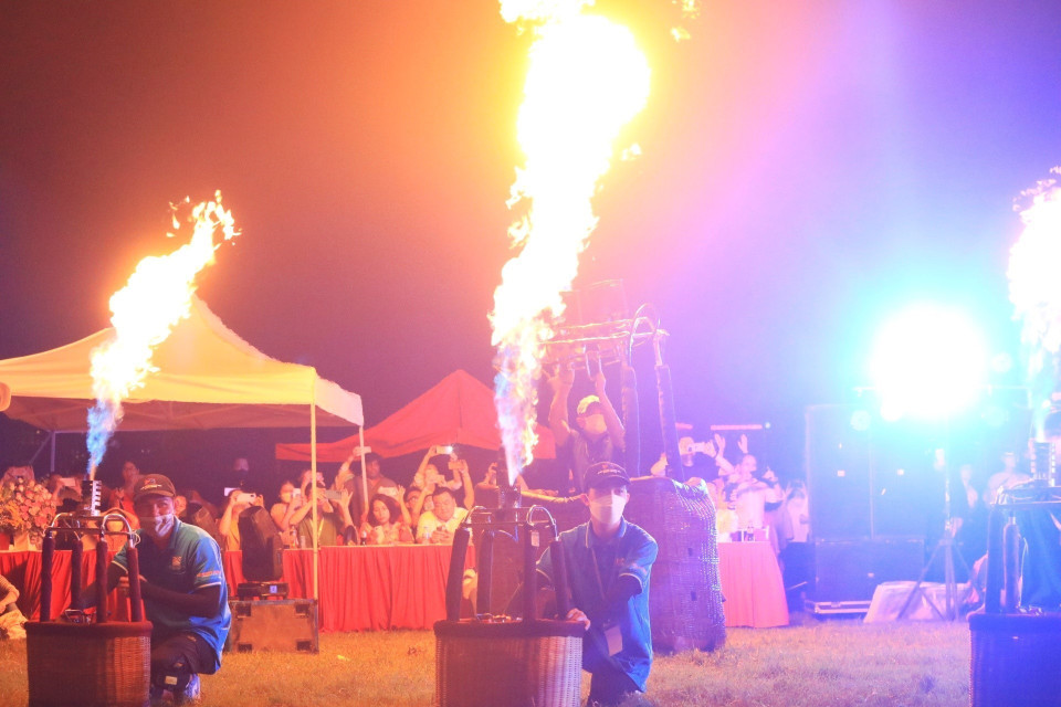 Các kỹ thuật viên điều chỉnh ánh sáng theo điệu nhạc nền. (Ảnh: Tuấn Anh/TTXVN)