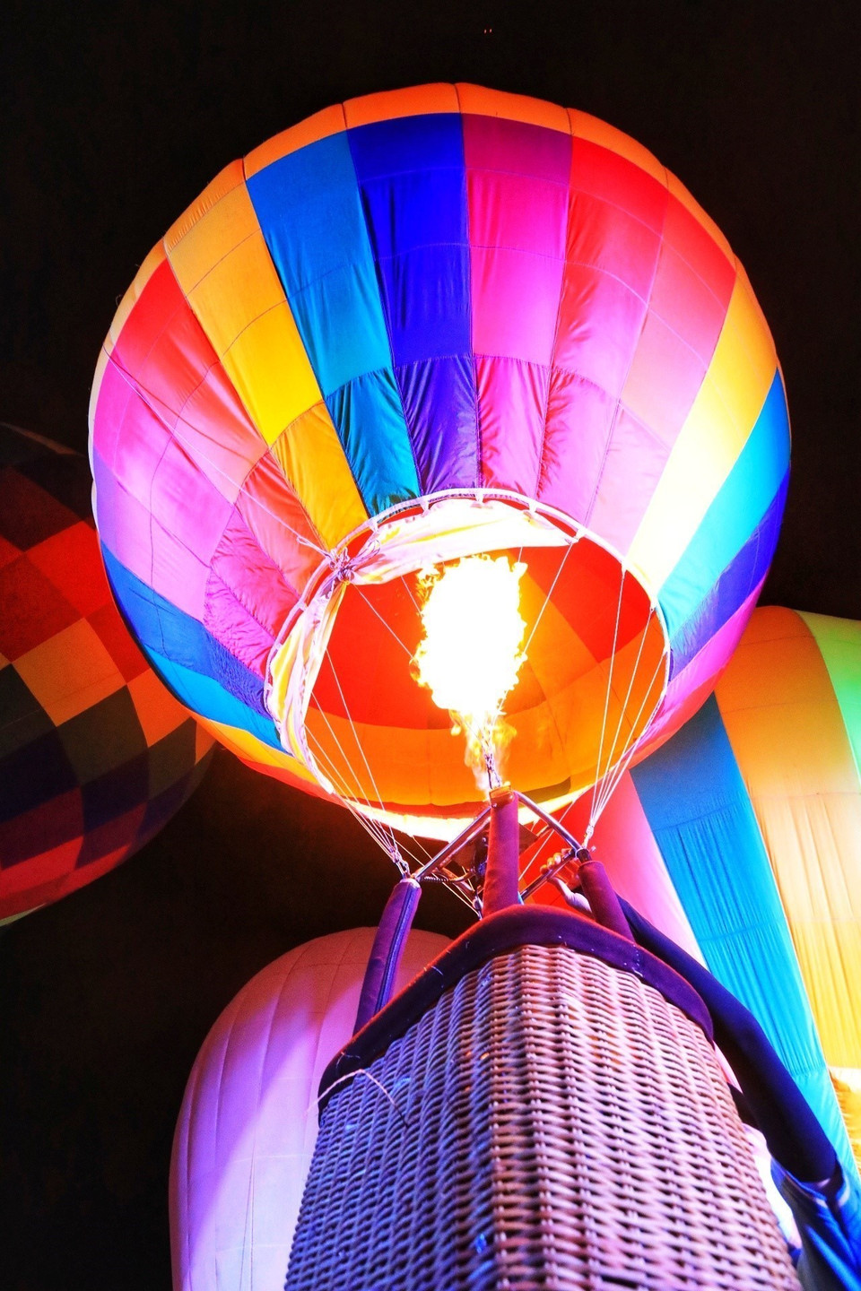 Sắc màu rực rỡ của khinh khí cầu trong đêm. (Ảnh: Tuấn Anh/TTXVN)
