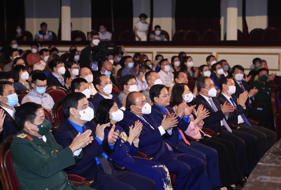 Chủ tịch nước Nguyễn Xuân Phúc và các đại biểu dự Lễ tuyên dương Gương mặt trẻ Việt Nam tiêu biểu năm 2021. (Ảnh: Thống Nhất/TTXVN)