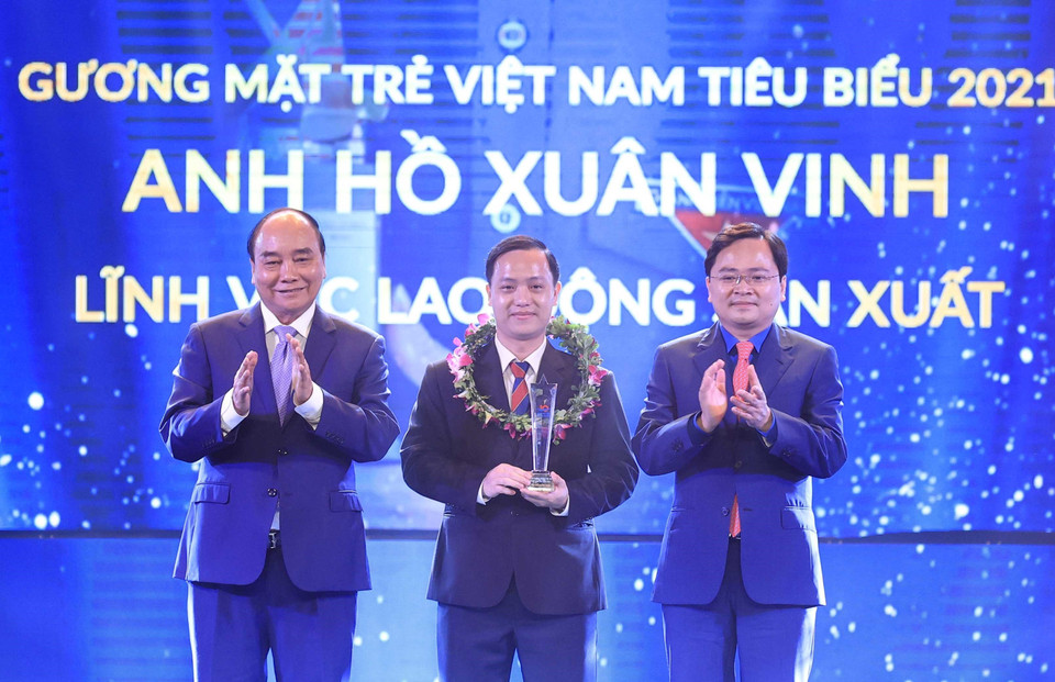 Chủ tịch nước Nguyễn Xuân Phúc và Bí thư thứ nhất Trung ương Đoàn Nguyễn Anh Tuấn trao biểu trưng tuyên dương các Gương mặt trẻ Việt Nam tiêu biểu năm 2021. (Ảnh: Thống Nhất/TTXVN)