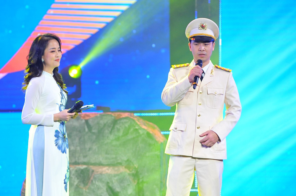 Giao lưu với Đại úy Lê Xuân Nam. (Ảnh: Minh Đức/TTXVN)