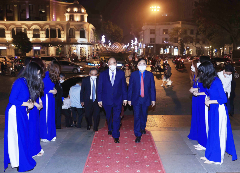 Tối 26/3/2022, tại Hà Nội, Chủ tịch nước Nguyễn Xuân Phúc đến dự Lễ tuyên dương Gương mặt trẻ Việt Nam tiêu biểu năm 2021, nhân kỷ niệm 91 năm Ngày thành lập Đoàn Thanh niên Cộng sản Hồ Chí Minh (26/3/1931-26/3/2022). (Ảnh: Thống Nhất/TTXVN)