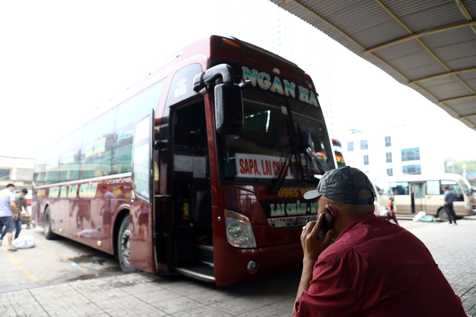 Một lái xe chuyến Hà Nội-Lai Châu phải đợi gần 3h đồng hồ để đợi khách, nhưng cũng chỉ được 20 hành khách, trong khi xe chở được 40 hành khách. (Ảnh: Huy Hùng/TTXVN)