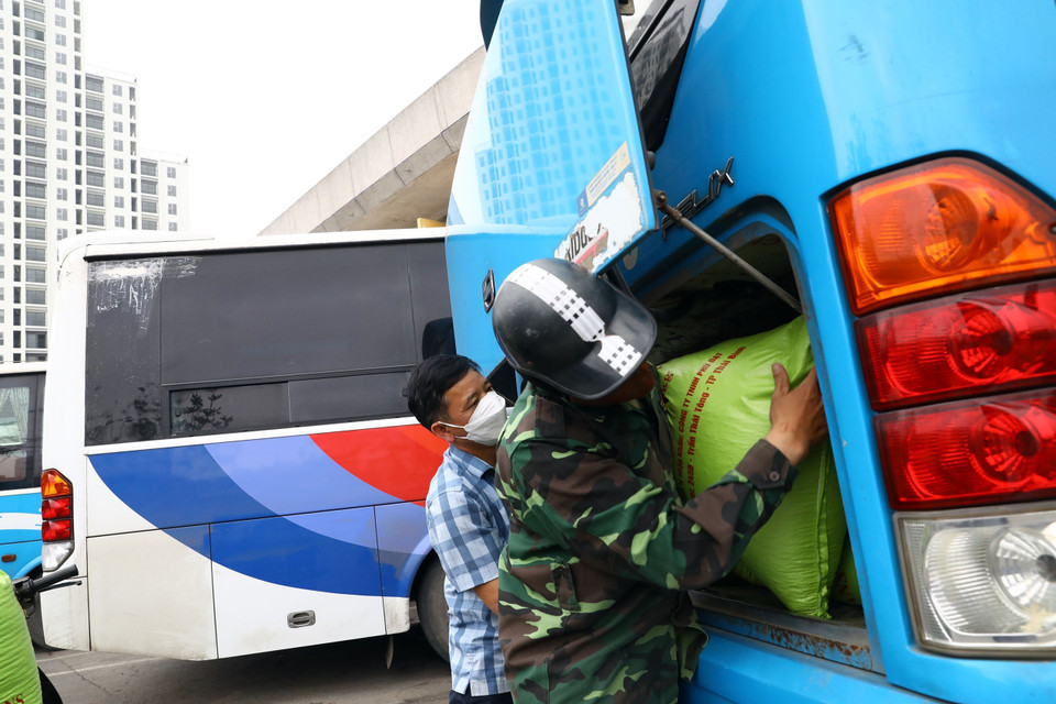 Các xe hiện nay phải tăng cường chở hàng hóa để bù vào lượng hành khách. (Ảnh: Huy Hùng/TTXVN)