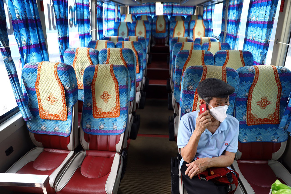 Nhiều chuyến xe khi xuất bến chỉ duy nhất có 1 hành khách. (Ảnh: Huy Hùng/TTXVN)