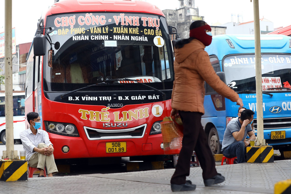 Hành khách đến bến xe Giáp Bát vắng vẻ, các lái xe ngồi đợi khách 2-3h đồng hồ mới có khách. (Ảnh: Huy Hùng/TTXVN)