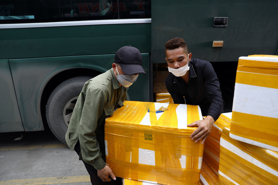 Vận chuyển hàng hóa là nguồn thu cho các chuyến xe hiện nay. (Ảnh: Huy Hùng/TTXVN)