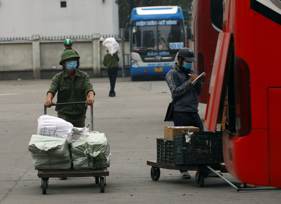 Hiện nay, các chuyến xe đều tăng cường chở hàng hóa để bù vào lượng hành khách. (Ảnh: Huy Hùng/TTXVN)
