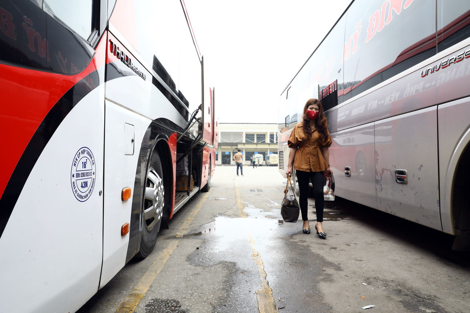 Hành khách đến bến xe Mỹ Đình ngày càng giảm do ảnh hưởng của dịch COVID-19. (Ảnh: Huy Hùng/TTXVN)