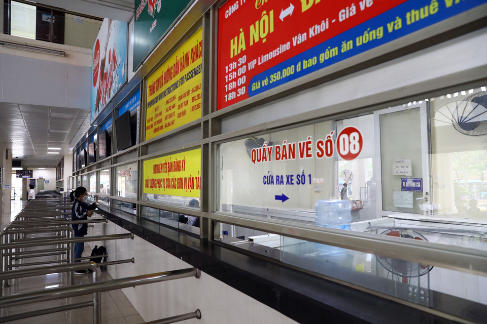 Khu vực bán vé tại bến xe Giáp Bát, hiện các doanh nghiệp vận tải tại đây vẫn chưa tăng giá vé. (Ảnh: Huy Hùng/TTXVN)