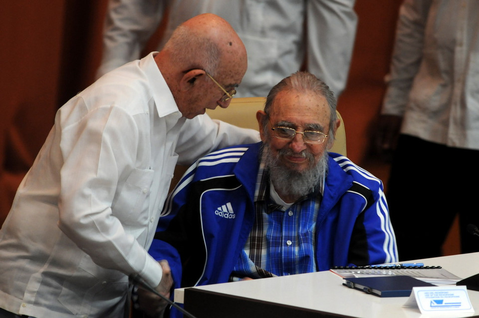  Lãnh tụ Cuba Fidel Castro (phải) và Bí thư thứ hai Jose Ramon Machado (trái) tại phiên bế mạc Đại hội đại biểu toàn quốc Đảng Cộng sản Cuba lần thứ VII, ở La Habana ngày 19/4. (Nguồn: THX/TTXVN)