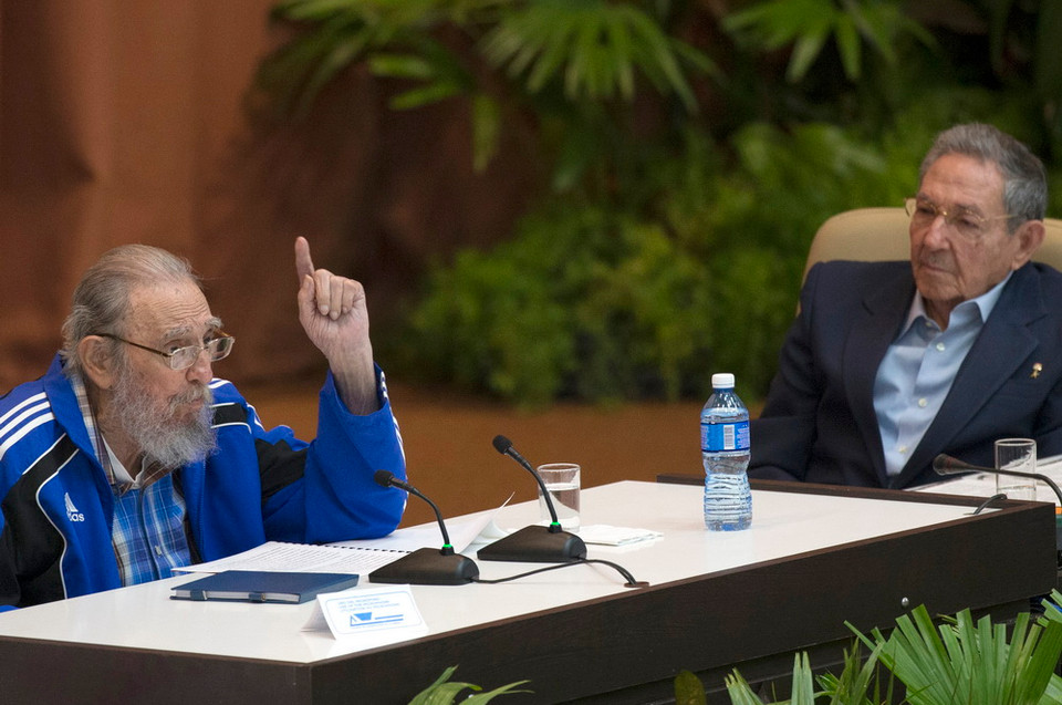 Lãnh tụ Cuba Fidel Castro (trái) và Bí thư thứ nhất Ban Chấp hành Trung ương Đảng, Chủ tịch Raul Castro (phải) tại phiên bế mạc Đại hội đại biểu toàn quốc Đảng Cộng sản Cuba lần thứ VII, ở La Habana ngày 19/4. (Nguồn: THX/TTXVN)