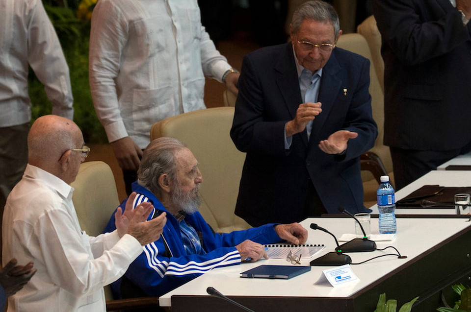 Lãnh tụ Cuba Fidel Castro (giữa), Bí thư thứ nhất Ban Chấp hành Trung ương Đảng, Chủ tịch Raul Castro (bên phải) và Bí thư thứ hai Jose Ramon Machado (trái) tại phiên bế mạc Đại hội đại biểu toàn quốc Đảng Cộng sản Cuba lần thứ VII, ở La Habana ngày 19/4. (Nguồn: THX/TTXVN)