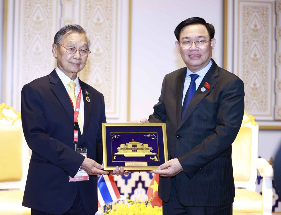 Chủ tịch Quốc hội Vương Đình Huệ trao vật phẩm lưu niệm tặng Chủ tịch Hạ viện Thái Lan Chuan Leekpai. (Ảnh: Doãn Tấn/TTXVN)
