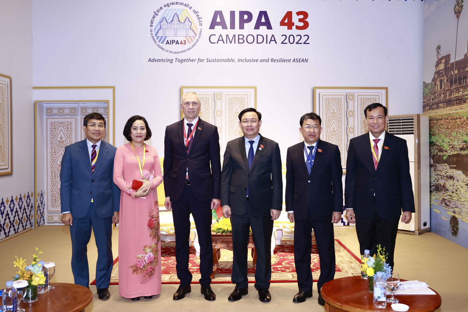 Chủ tịch Quốc hội Vương Đình Huệ và Phó Chủ tịch Hạ viện Belarus Valeri Mitskevich với đại biểu. (Ảnh: Doãn Tấn/TTXVN)