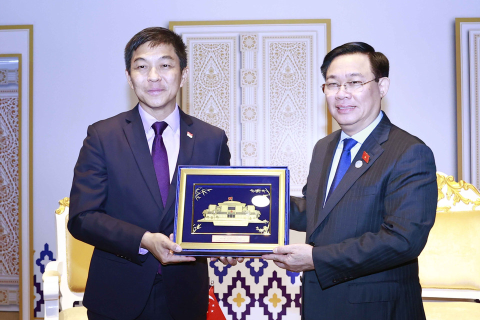 Chủ tịch Quốc hội Vương Đình Huệ trao tặng phẩm lưu niệm cho Chủ tịch Quốc hội Singapore Tan Chuan-Jin. (Ảnh: Doãn Tấn/TTXVN)