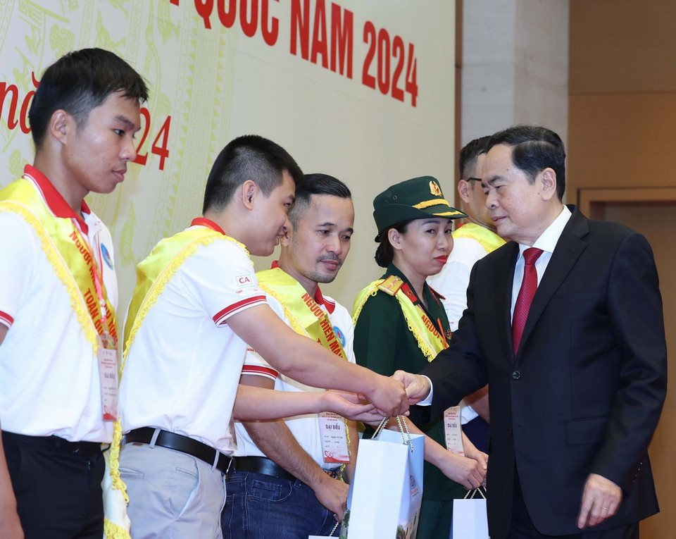 Chủ tịch Quốc hội Trần Thanh Mẫn tặng quà cho đại biểu người hiến máu tình nguyện tiêu biểu toàn quốc năm 2024. (Ảnh: Thống Nhất/TTXVN)