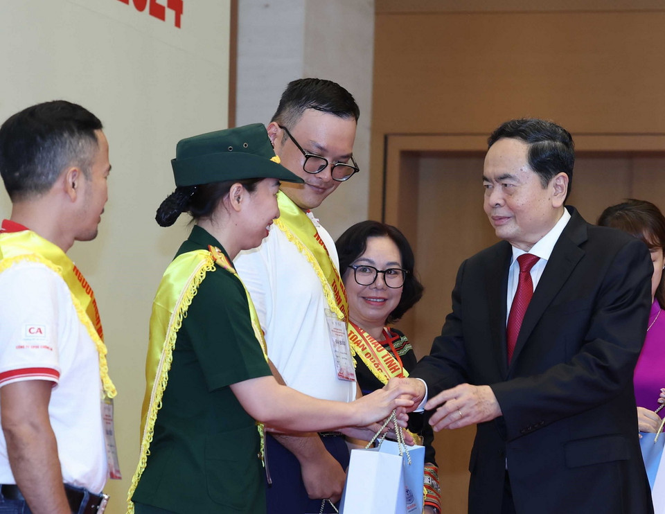 Chủ tịch Quốc hội Trần Thanh Mẫn tặng quà cho đại biểu người hiến máu tình nguyện tiêu biểu toàn quốc năm 2024. (Ảnh: Thống Nhất/TTXVN)