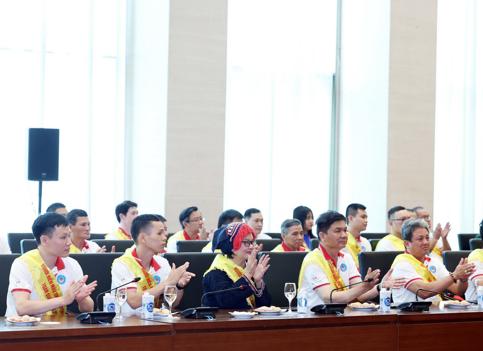 Các đại biểu người hiến máu tình nguyện tiêu biểu toàn quốc năm 2024 tham dự buổi gặp mặt. (Ảnh: Thống Nhất/TTXVN)