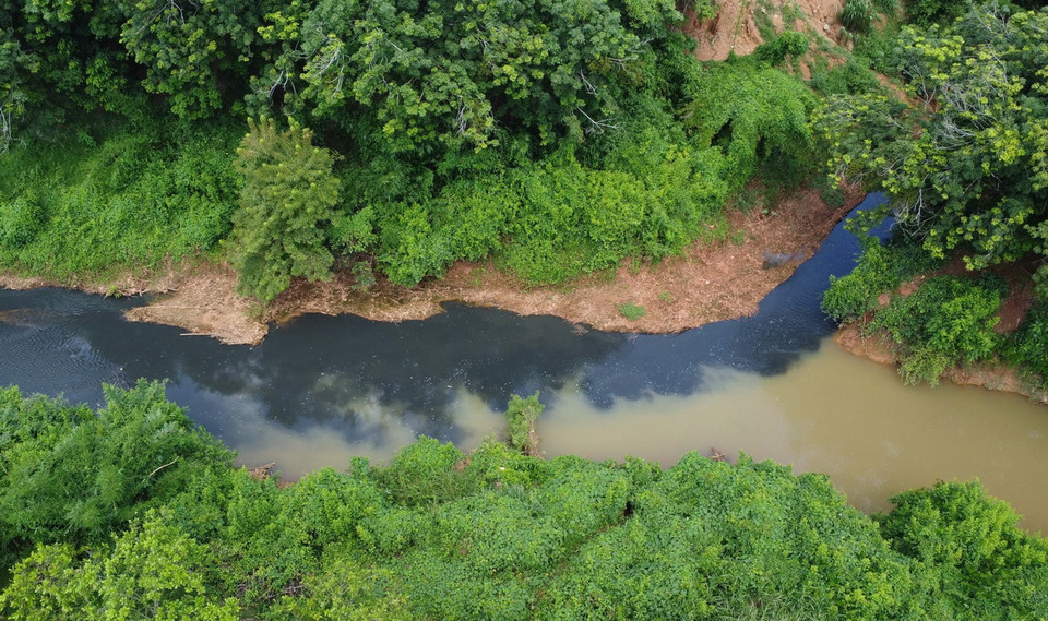 Nước Suối Tân chuyển thành màu đen, đặc quánh, bốc mùi hôi nồng nặc kéo dài hàng chục cây số. (Ảnh: Đậu Tất Thành/TTXVN)