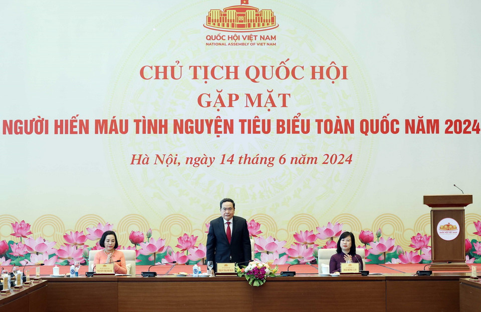 Chủ tịch Quốc hội Trần Thanh Mẫn gặp mặt người hiến máu tình nguyện tiêu biểu toàn quốc năm 2024. (Ảnh: Thống Nhất/TTXVN)