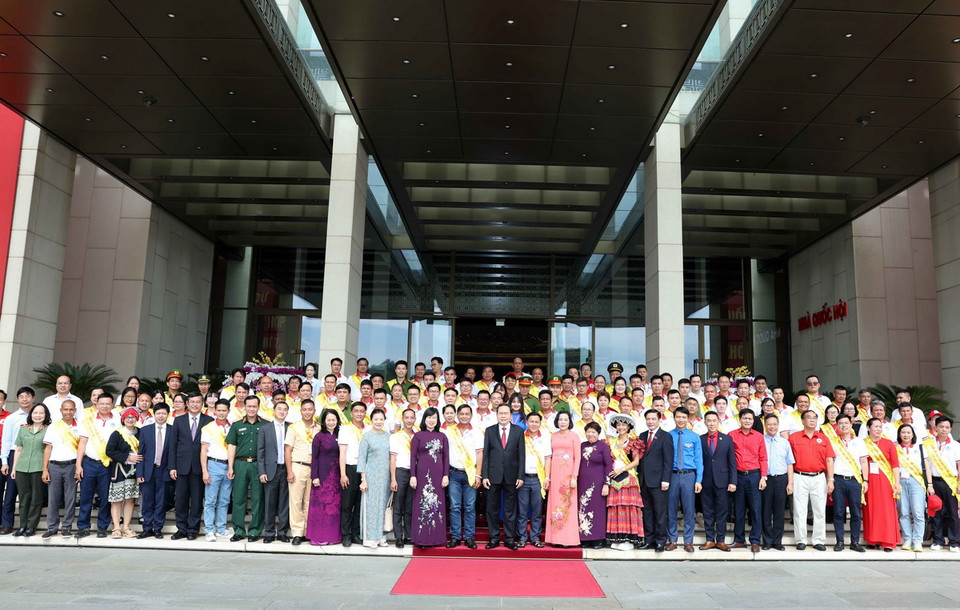 Chủ tịch Quốc hội Trần Thanh Mẫn với đại biểu người hiến máu tình nguyện tiêu biểu toàn quốc năm 2024. (Ảnh: Thống Nhất/TTXVN)