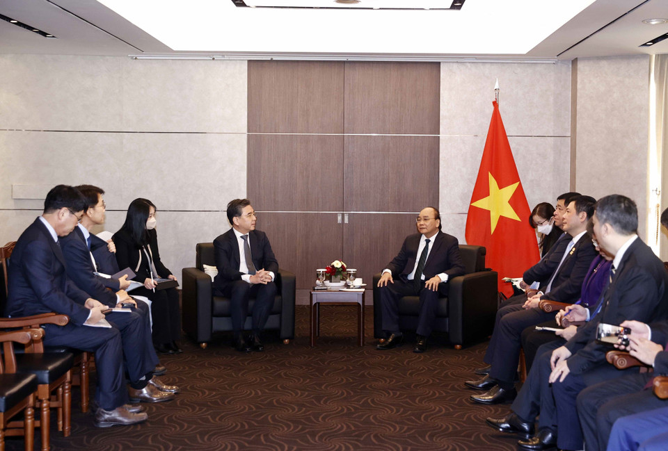 Chủ tịch nước Nguyễn Xuân Phúc tiếp ông Jae Hoon Chang, Chủ tịch kiêm Tổng Giám đốc Tập đoàn Hyundai Motor. (Ảnh: Thống Nhất/TTXVN)