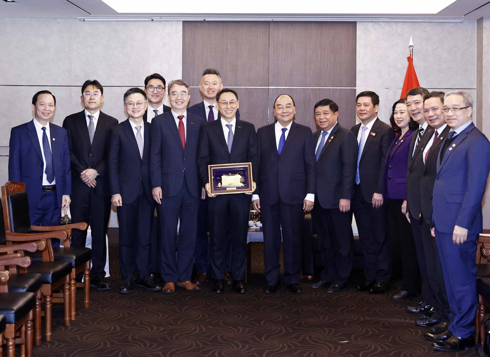 Chủ tịch nước Nguyễn Xuân Phúc tiếp ông Yeonin Jung, Giám đốc điều hành, Chủ tịch Tập đoàn Doosan Enerbility. (Ảnh: Thống Nhất/TTXVN)