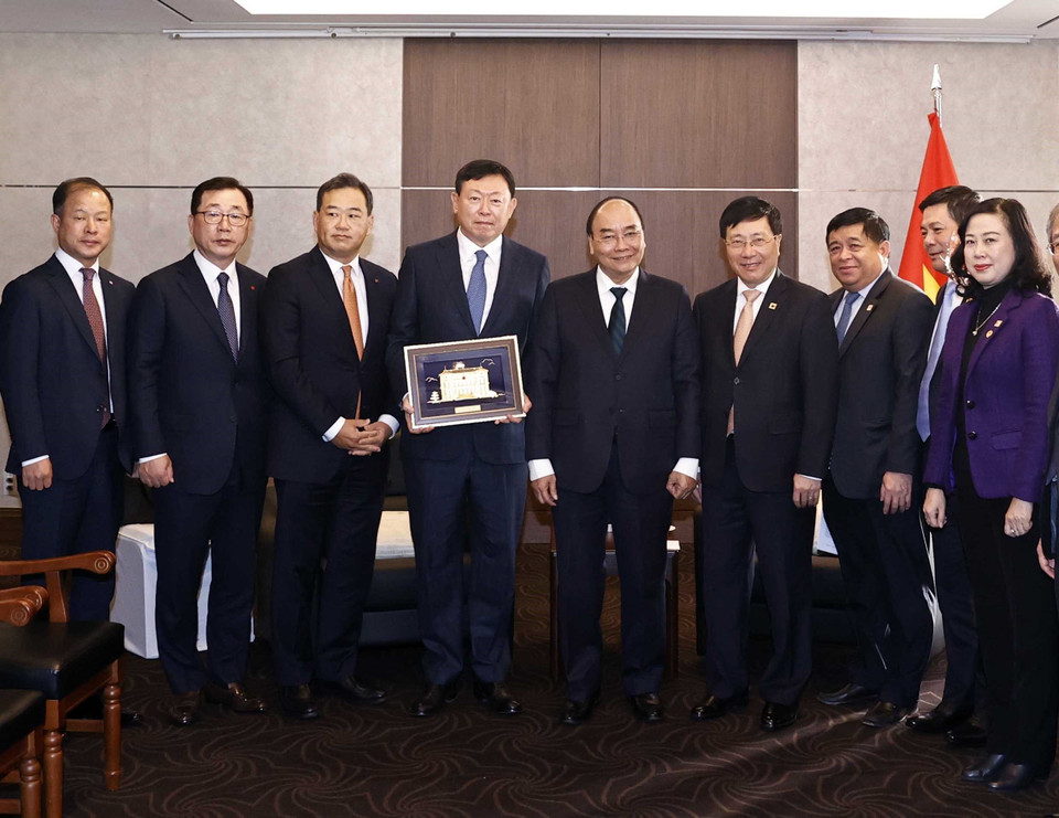 Chủ tịch nước Nguyễn Xuân Phúc tiếp Chủ tịch Tập đoàn Lotte Shin Dong Bin. (Ảnh: Thống Nhất/TTXVN)