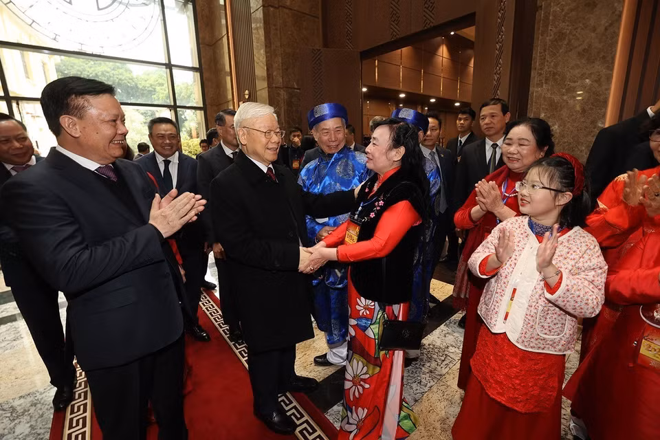 Tổng Bí thư Nguyễn Phú Trọng thăm hỏi, chúc Tết các cụ cao tuổi, các cháu thiếu nhi. (Ảnh: Trí Dũng/TTXVN)