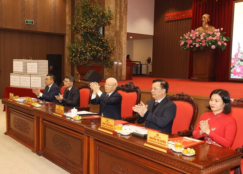 Tổng Bí thư Nguyễn Phú Trọng, Chánh Văn phòng Trung ương Đảng Lê Minh Hưng và các lãnh đạo thành phố Hà Nội. (Ảnh: Trí Dũng/TTXVN)