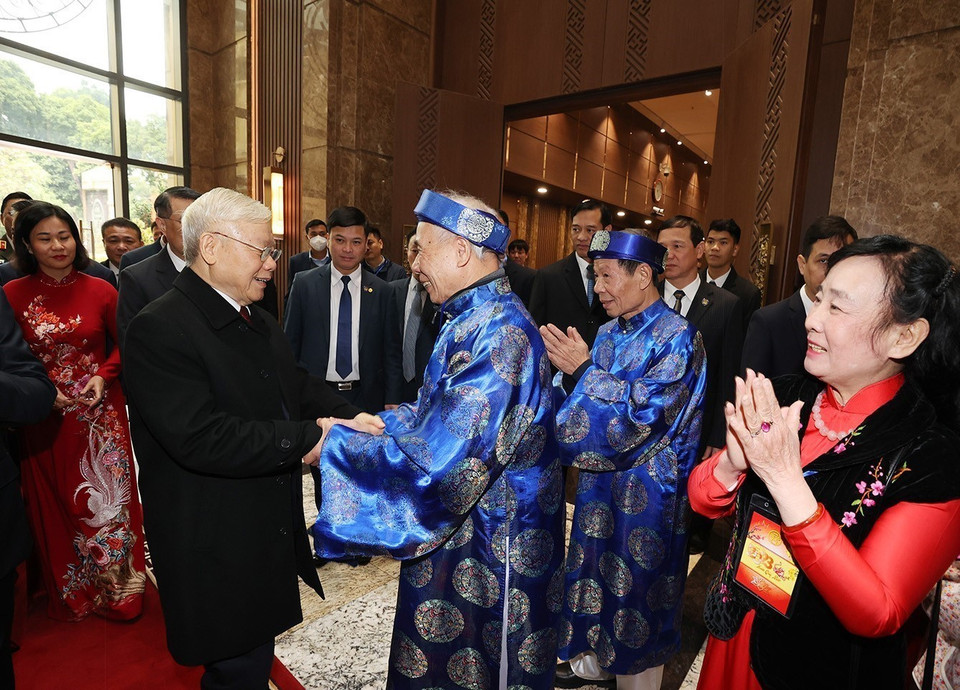 Tổng Bí thư Nguyễn Phú Trọng thăm hỏi, chúc Tết các cụ cao tuổi. (Ảnh: Trí Dũng/TTXVN)